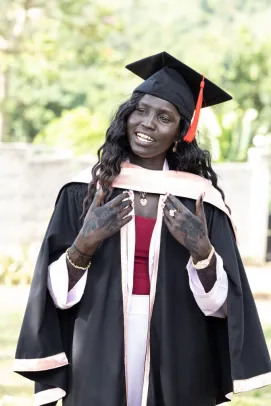 Eine Hoffnungsträgerin für Afrika macht Abschluss