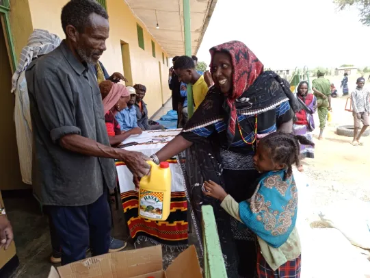 Lebensmittel werden an Hungernde verteilt in Afrika