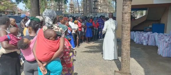 Lebensmittel werden an Hungernde verteilt in Afrika