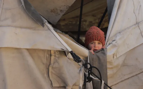 Kind in Zelt nach Erdbeben, Syrien