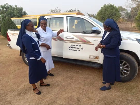Ordensschwestern mit Geländewagen