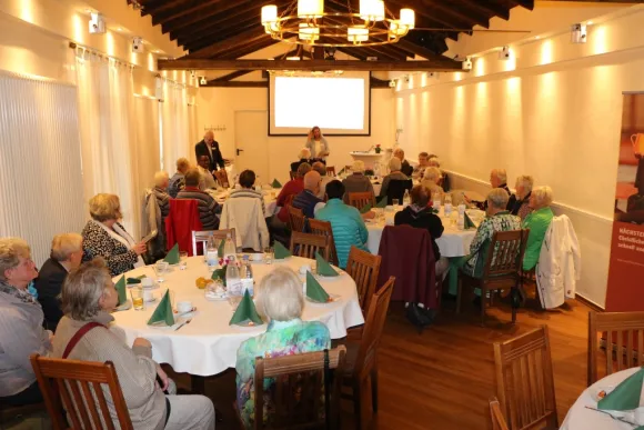 Menschen hören dem Vortrag über Spenden in Afrika zu