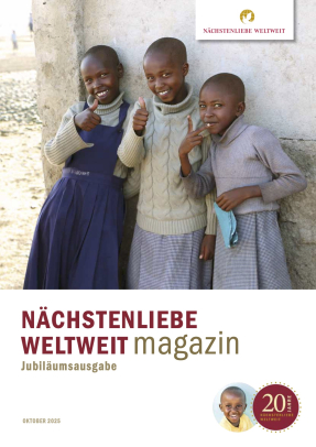 Drei Kinder aus Afrika stehen zusammen und lachen