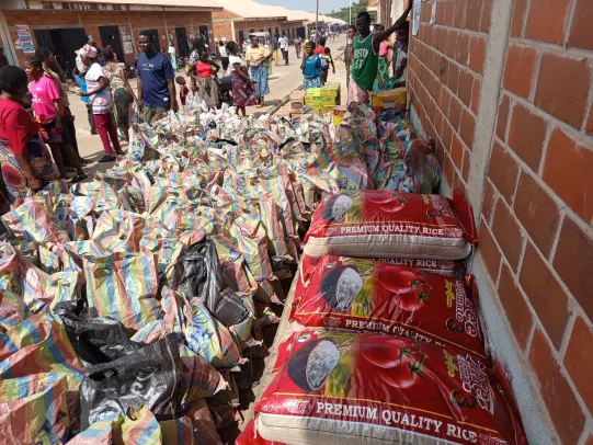 Schlange vor der Lebensmittelausgabe