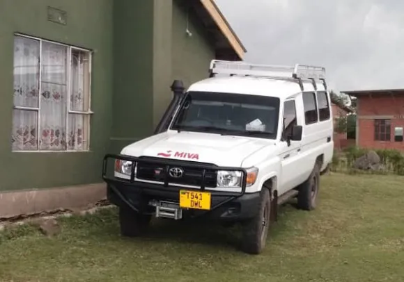 Neues Auto für Pater Dennis in Tansania , Afrika