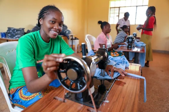 eine Frau in Afrika lernt Schneiderin