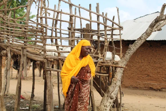 Eine Frau in Afrika wartet auf Lebensmittel.