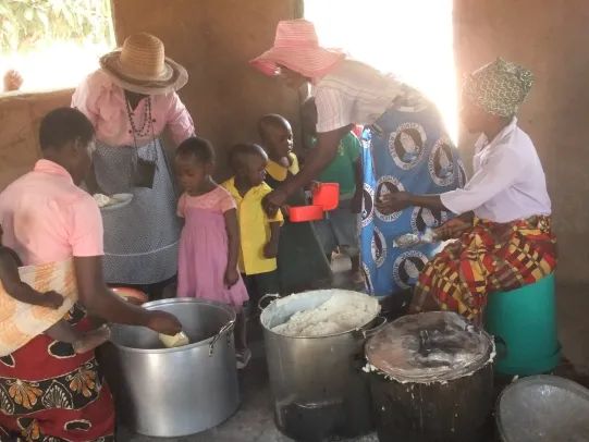 Waisenkinder erhalten eine warme Mahlzeit