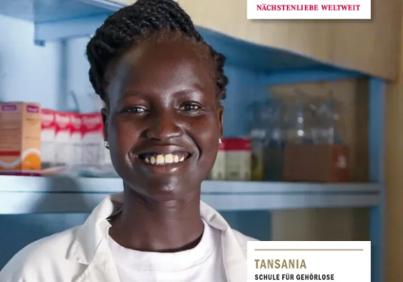 Eine Krankenschwester sorgt für medizinische Hilfe Afrika. 