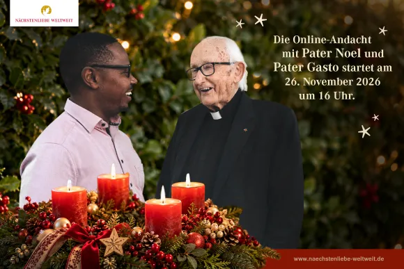Pater Noel und Pater Gasto unterhalten sich in adventlichem Ambiente