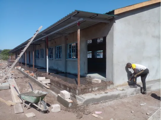 Die Schule in Afrika wird mit neuen Klassenzimmern erweitert