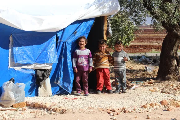 Kinder vor Zelt in Syrien