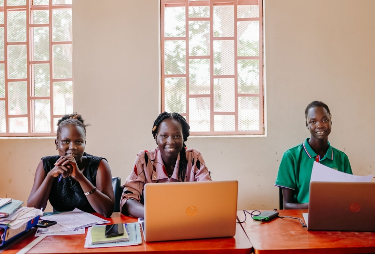 Frauen lernen in Afrika am Computer