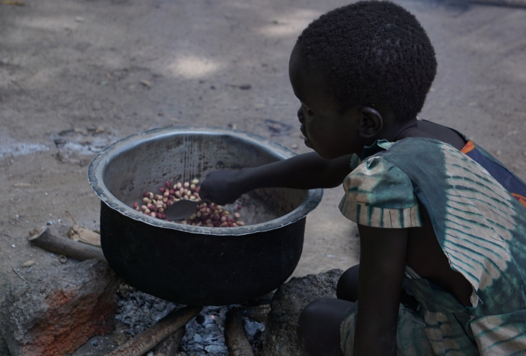 Ein Kind erhält eine Mahlzeit, um den Hunger zu stillen