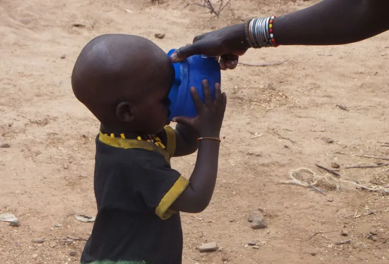 Ernährung für Waisenkinder in Afrika, ein Kinder erhält eine Mahlzeit