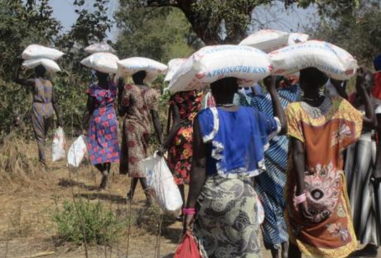 Lebensmittel werden in Säcken an Familien in Afrika verteilt