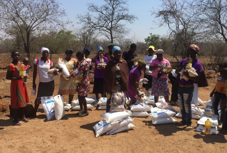 Frauen erhalten Nahrungsmittel gegen den Hunger in Afrika