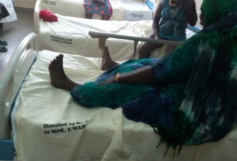Kenia: Bettwäsche für ein Krankenhaus