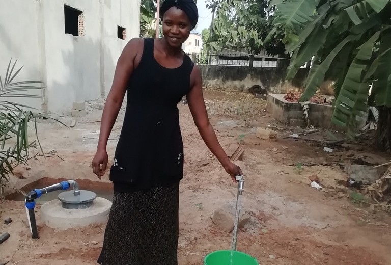 Sauberes Wasser für Frauen in Gambia, Afrika