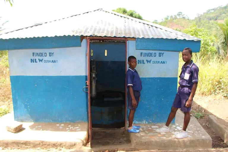 Ein kleines Haus mit der der Aufschrift funded by NLW