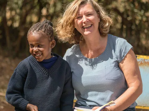 Nah dabei sein: Dorothwa Schermer und ein Kind