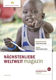 Kind isst in Afrika
