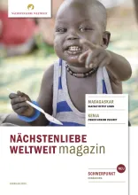 Kind isst in Afrika
