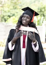 Eine Hoffnungsträgerin für Afrika macht Abschluss