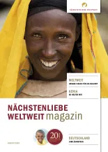 Frau aus Afrika, die lacht mit gelbem Tuch