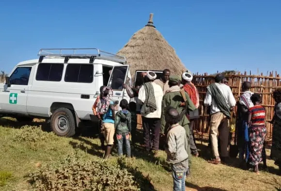 Krankenwagen in ländlichem Gebiet, Kranke Hilfe Äthiopien