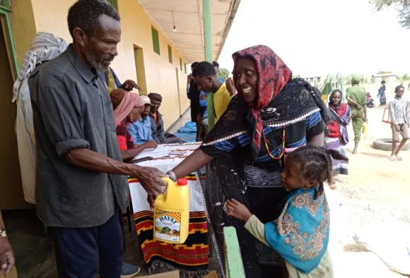 Lebensmittel werden an Hungernde verteilt in Afrika