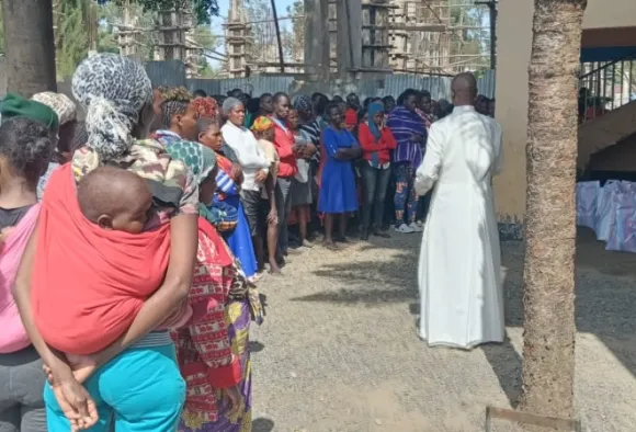 Lebensmittel werden an Hungernde verteilt in Afrika