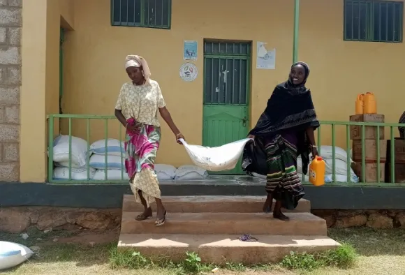 Lebensmittel werden an Hungernde verteilt in Afrika