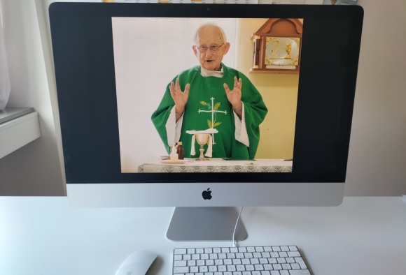 Priester Online Andacht Computer