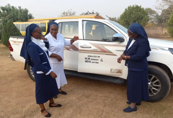 Ordensschwestern mit Geländewagen