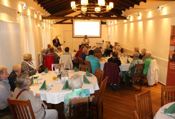 Menschen hören dem Vortrag über Spenden in Afrika zu