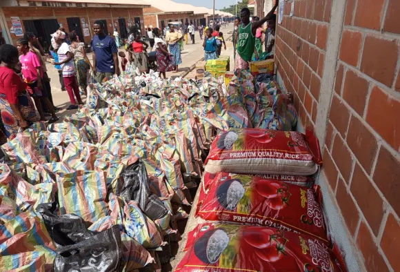 Schlange vor der Lebensmittelausgabe