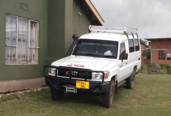 Neues Auto für Pater Dennis in Tansania , Afrika
