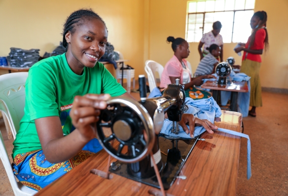 eine Frau in Afrika lernt Schneiderin