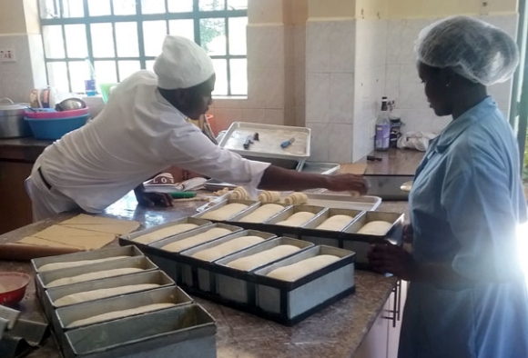 Frauen in Afrika backen ihr eigenes Brot und versorgen ihre Familien
