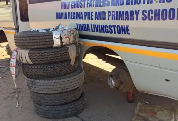 Schulbus wird repariert, Kinder können sicher in die Schule in Afrika