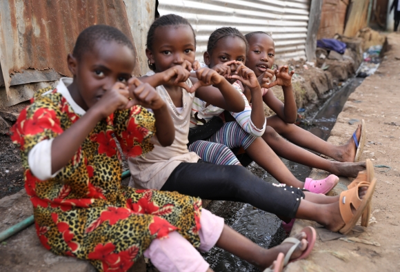  Kinder in Afrika zeigen ein Herz, weil sie durch Spenden ein besseres Leben haben