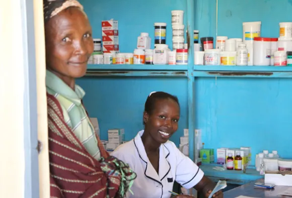 Eine Frau in einem Krankenhaus in Afrika gibt Medikamente aus
