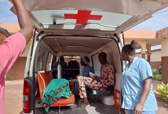 Frauen im Krankenwagen, Hilfe bei Geburt, Medizinische Hilfe in Afrika