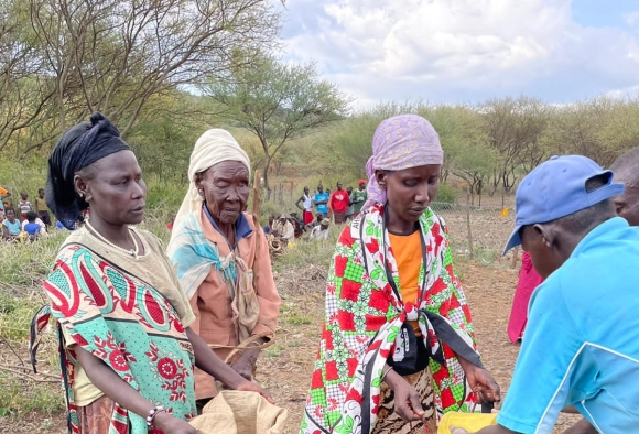 Frauen in Afrika erhalten Lebensmittel gegen den Hunger