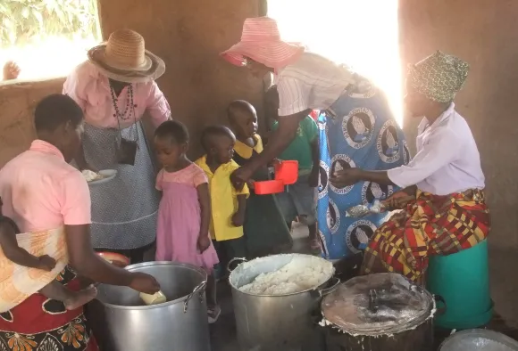 Waisenkinder erhalten eine warme Mahlzeit