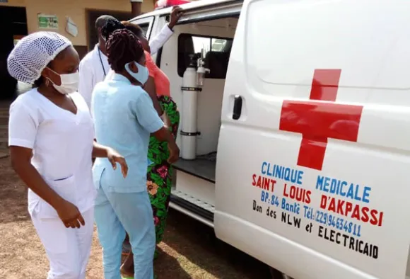 Eine Frau in Afrika wird mit dem Krankenwagen transportiert