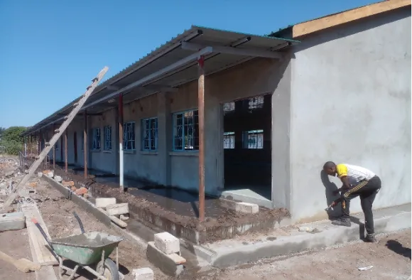 Die Schule in Afrika wird mit neuen Klassenzimmern erweitert