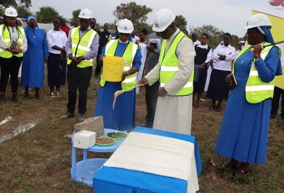 Der Bischof in Afrika segnet das neue Haus der Ordensschwestern